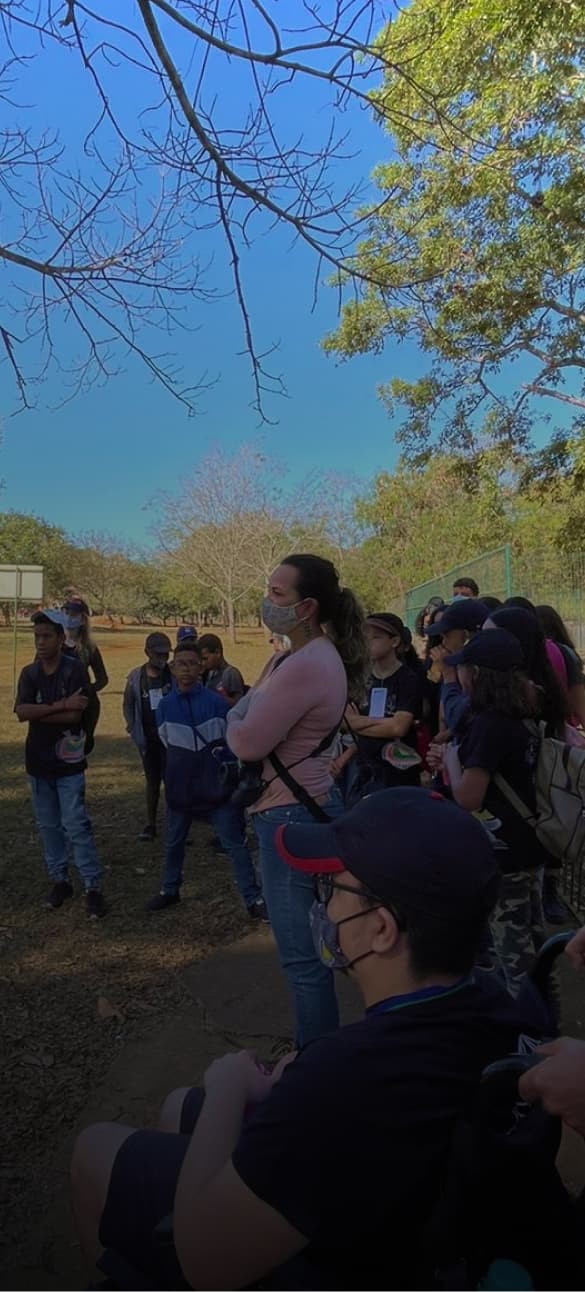 Estudantes no zoologico aprendendo sobre educaçao ambiental com a Jaguaracambé